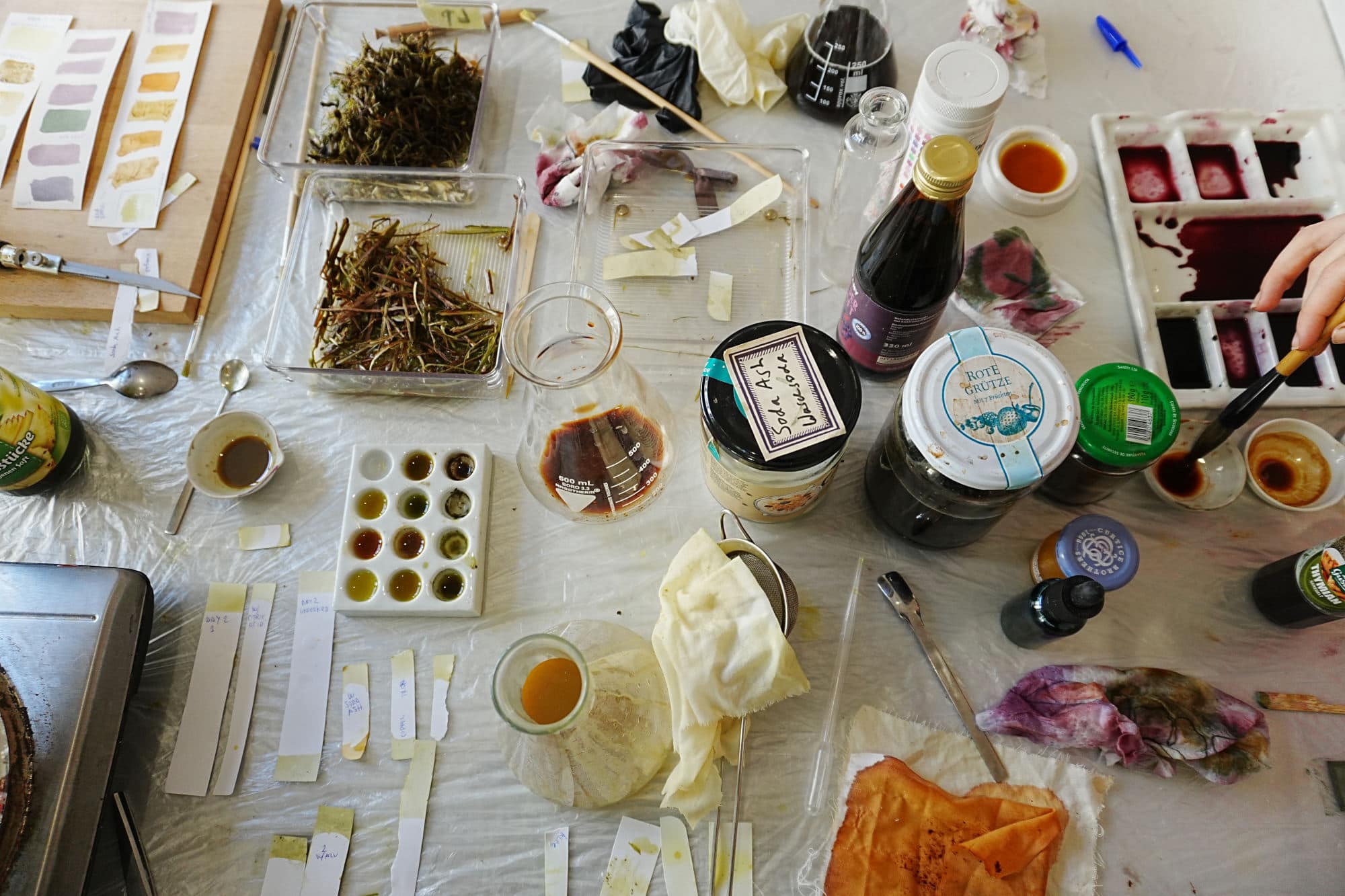 ein Tisch mit Druckfarben und Ausrüstung für die Tintenherstellung