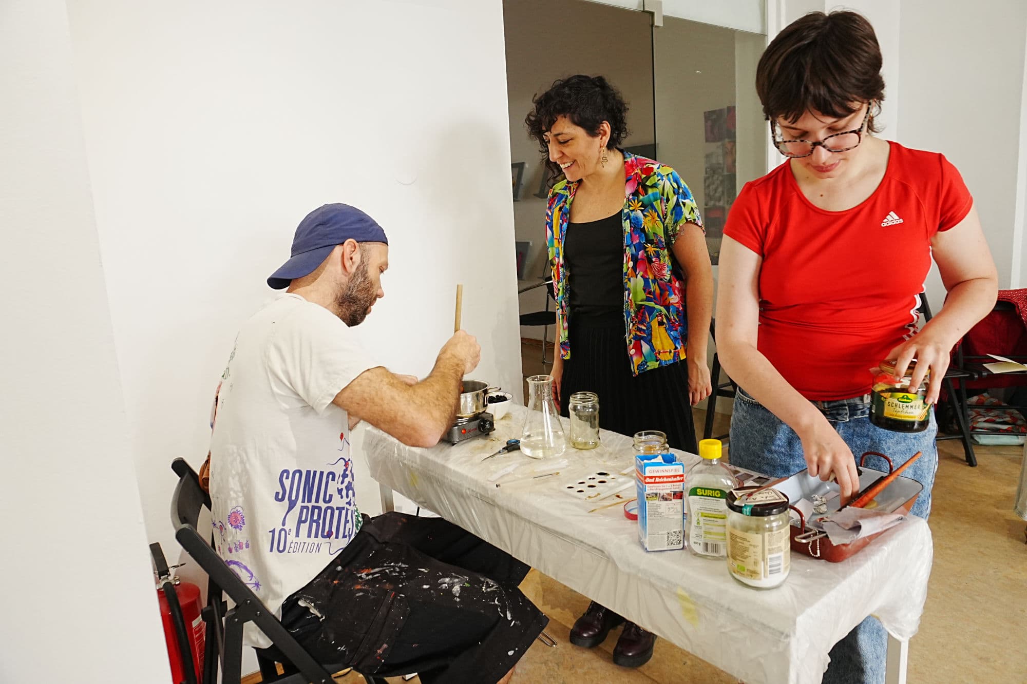 eine Gruppe von Leuten, die Tinte kochen