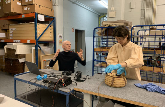 Adam und Isabel in einem Archiv, das Geräusche aufnimmt, die von einem kleinen Lautsprecher durch einen Korb in ein Mikrofon gesendet werden