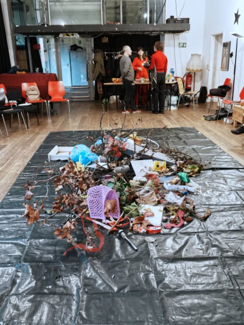 Menschen in einer Workshop, die auf Händen und Knien bauen