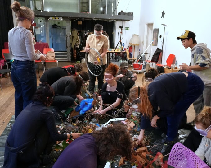 Menschen in einer Workshop, die auf Händen und Knien bauen