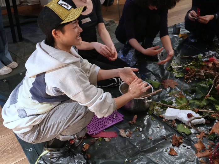 Menschen in einer Workshop, die auf Händen und Knien bauen