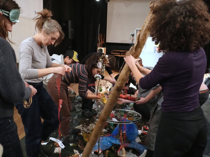 Menschen in einer Workshop, die auf Händen und Knien bauen