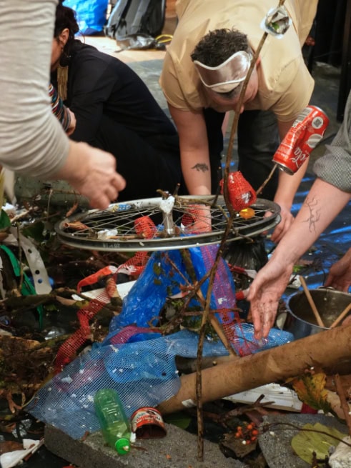 Menschen in einer Workshop, die auf Händen und Knien bauen