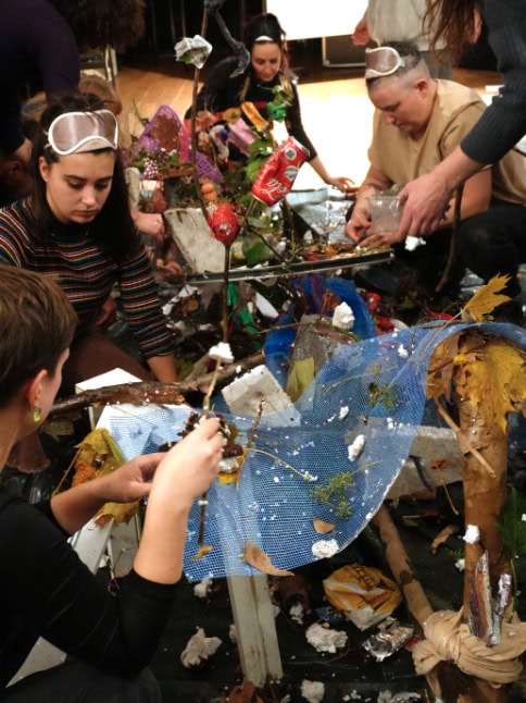Menschen in einer Workshop, die auf Händen und Knien bauen