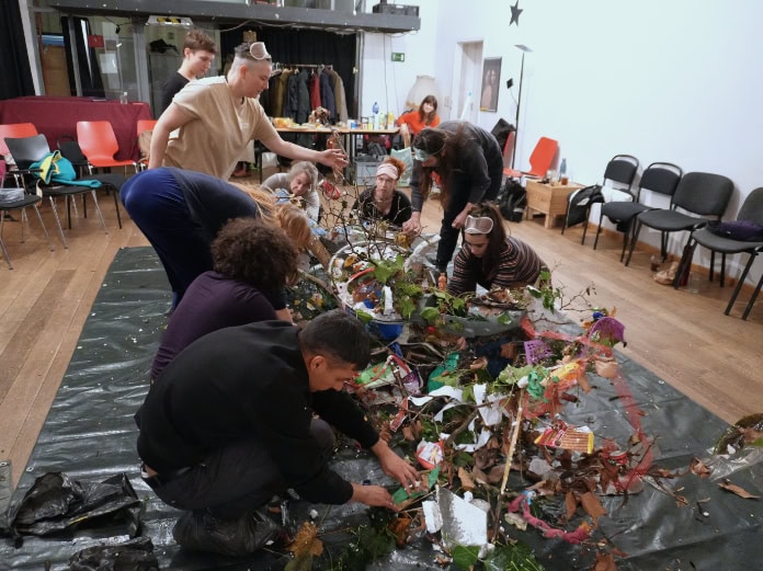 Menschen in einer Workshop, die auf Händen und Knien bauen