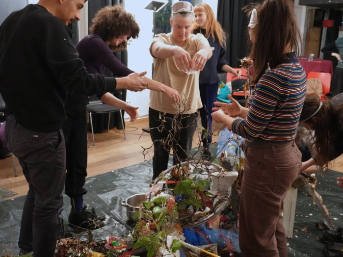 Menschen in einer Workshop, die auf Händen und Knien bauen