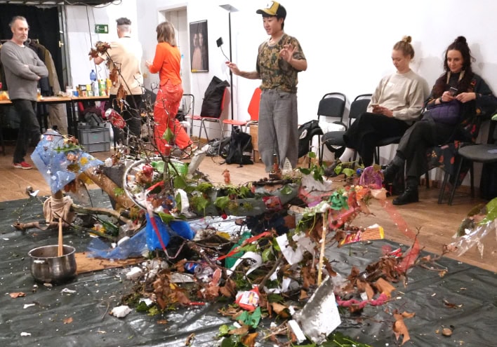 Menschen in einer Workshop, die auf Händen und Knien bauen