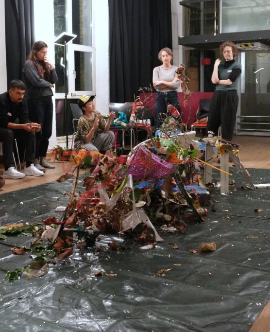 Menschen in einer Workshop, die auf Händen und Knien bauen