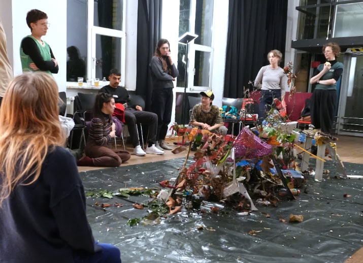 Menschen in einer Workshop, die auf Händen und Knien bauen
