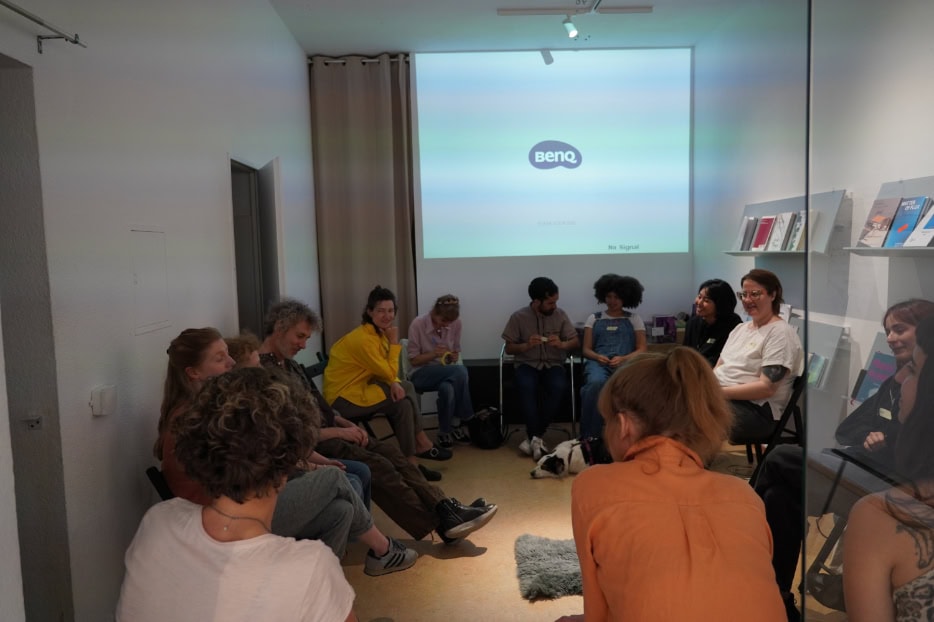 izabeth presenting to a group of people